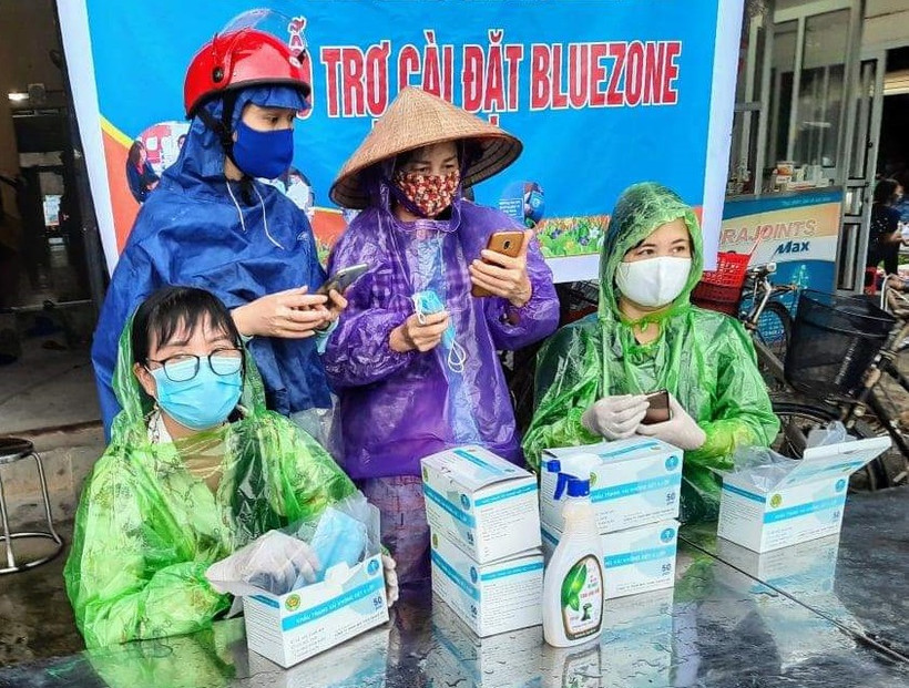 Hỗ trợ người dân cài ứng dụng Bluezone ở Hải Dương.