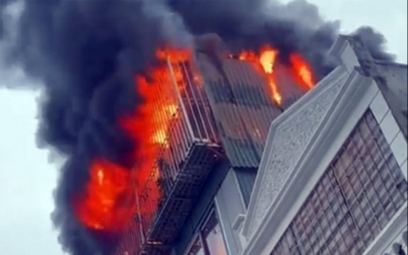 Lửa cháy ngùn ngụt tầng tum ngôi nhà 4 tầng lúc sáng sớm.