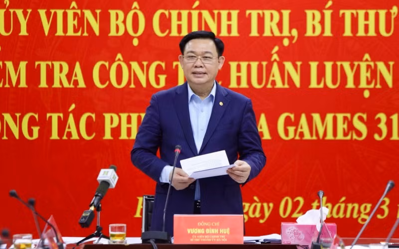 Đồng chí Vương Đình Huệ, Uỷ viên Bộ Chính trị, Bí thư Thành uỷ phát biểu ý kiến tại buổi làm việc. 