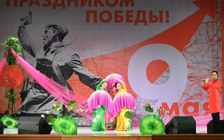 Tiết mục “Sen” do nghệ sĩ Đoàn VHNT sáng tác và biểu diễn nhận được sự cổ vũ nhiệt tình của khán giả. Ảnh: TRỌNG HẢI.