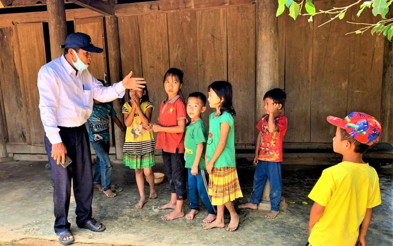 Các giáo viên Trường tiểu học Cư Pui 2 tuyên truyền, vận động học sinh đến trường.