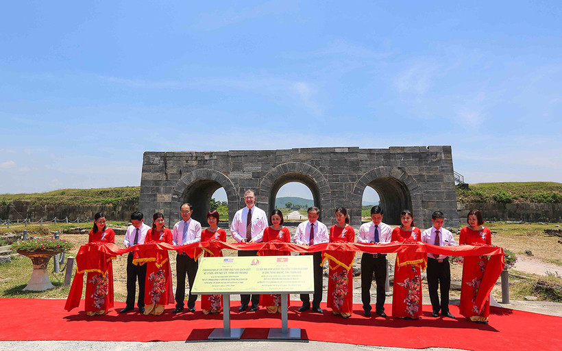 Đại sứ Daniel Kritenbrink và đại diện tỉnh Thanh Hóa cắt băng khánh thành dự án.