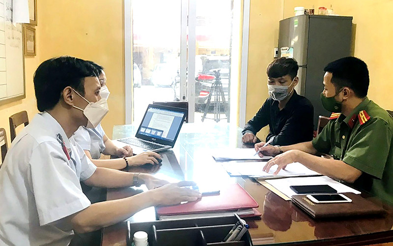 Thanh tra Sở Thông tin và Truyền thông tỉnh Thái Nguyên phối hợp Công an huyện Ðồng Hỷ xác minh, hoàn thiện hồ sơ để xử phạt hành chính đối với một trường hợp đưa thông tin sai sự thật về công tác phòng, chống dịch của tỉnh trên Facebook. Ảnh: NHỊ HÀ