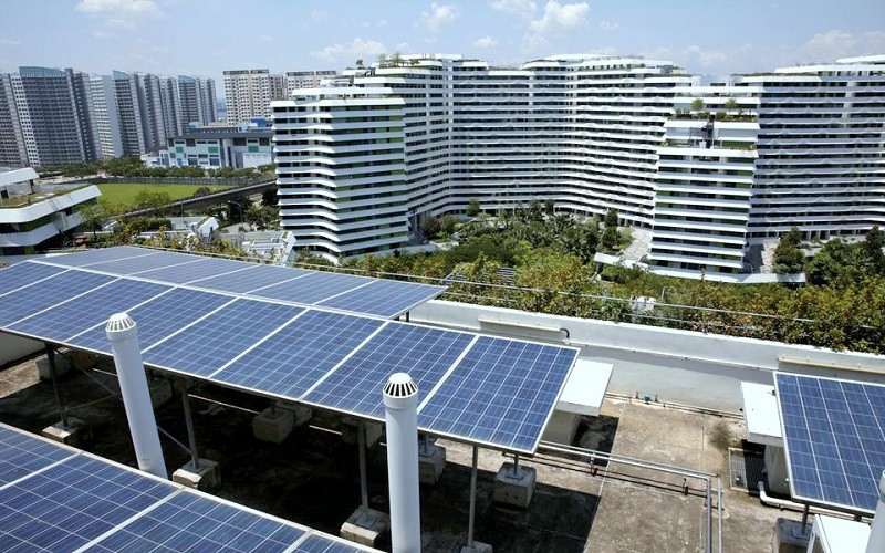 Các tấm pin mặt trời trên mái một khu nhà ở công cộng ở Singapore. (Ảnh: REUTERS)