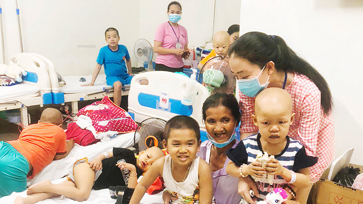 Các em nhỏ vui mừng khi gặp mệ Tuyết. Ảnh: KIM PHÚ