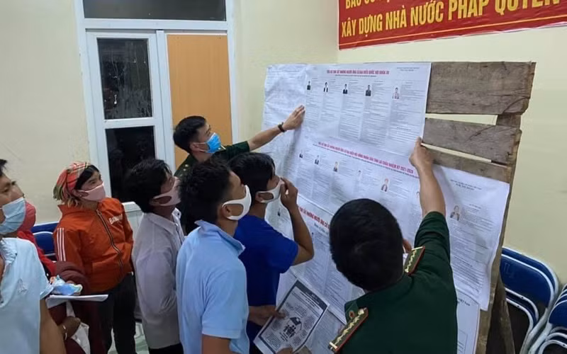 Tại các xã biên giới lực lượng biên phòng phối hợp, hỗ trợ rất tốt cho chính quyền địa phương tuyên truyền về ngày bầu cử đến cử tri.
