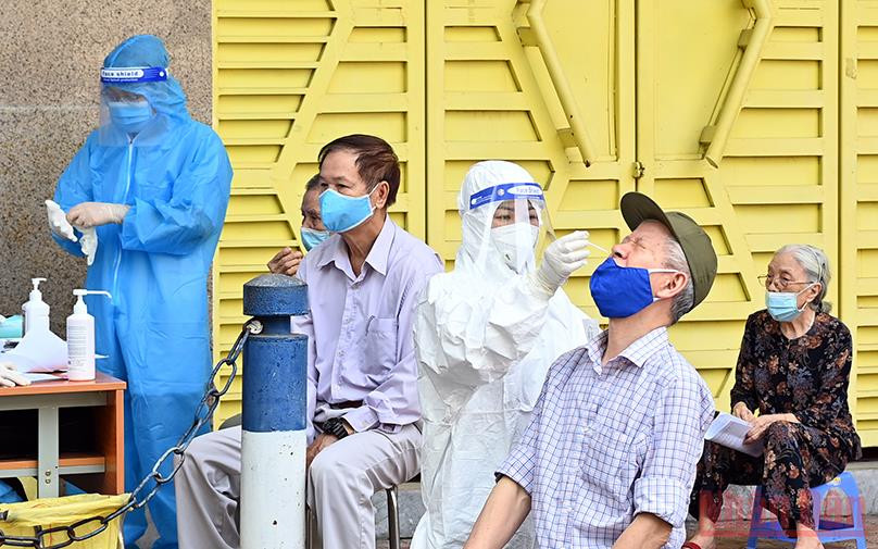 Cần quan tâm người cao tuổi trong đại dịch. (Ảnh: DUY LINH)