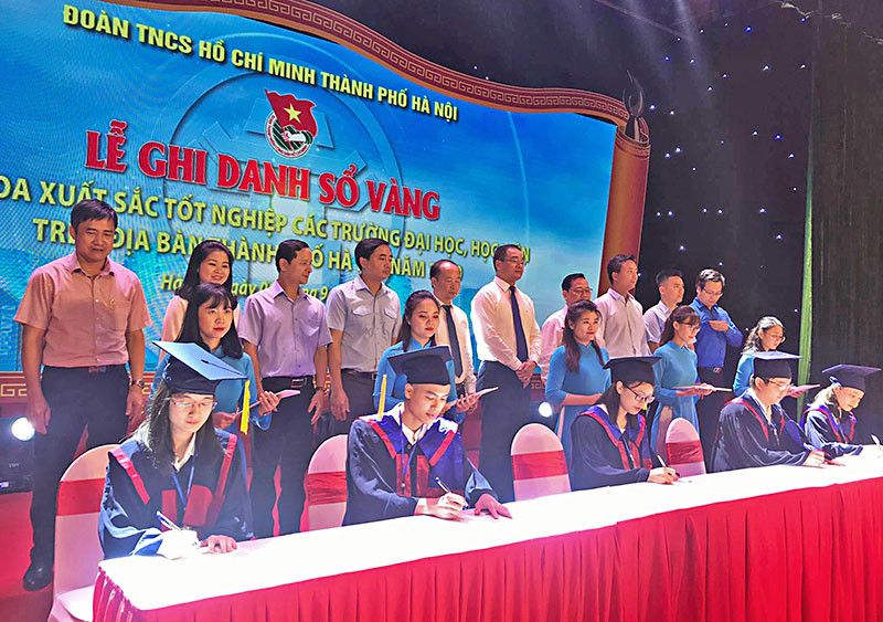 Các thủ khoa tiến hành Lễ “Ghi danh sổ vàng” năm 2020.