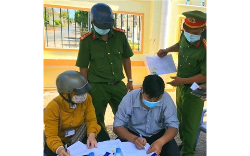 Lực lượng chức năng tỉnh phạt nhiều trường hợp người dân ra đường không đeo khẩu trang. (Ảnh: CTV)