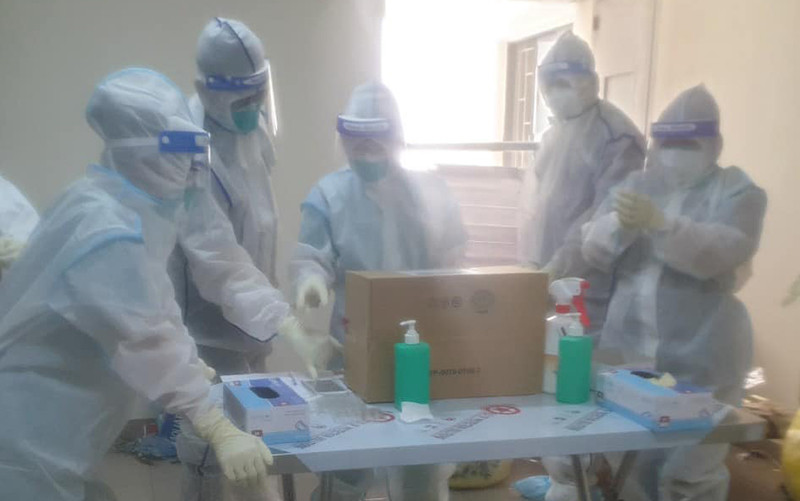 Các y, bác sĩ dốc hết sức điều trị và hỗ trợ tinh thần cho bệnh nhân. 