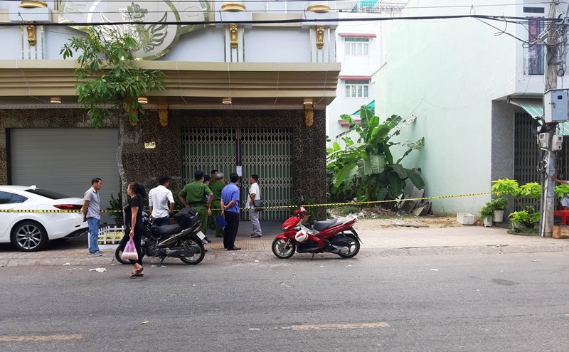 Cơ quan công an khám nghiệm hiện trường vụ bắn nhau tại quán karaoke XO.