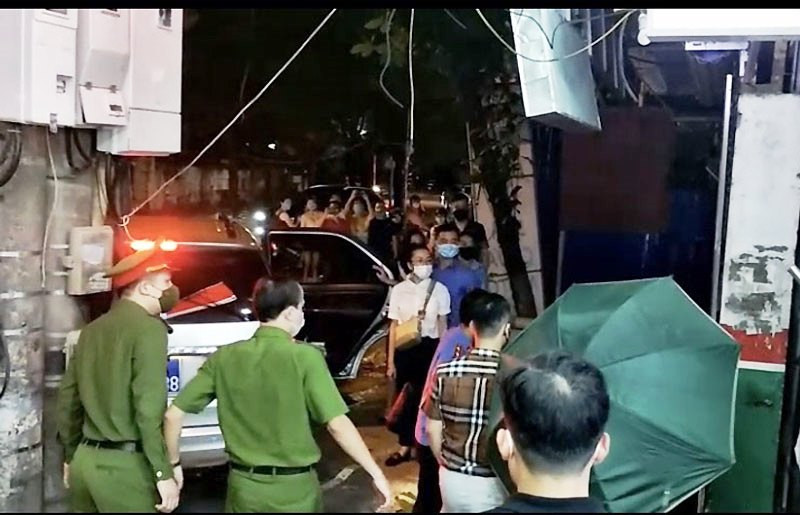 Lực lượng chức năng khám xét nhà Đại tá Phùng Anh Lê.