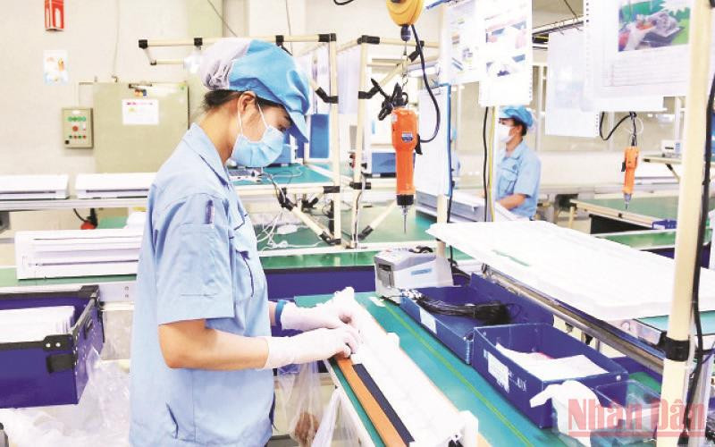 Sản xuất linh kiện điện tử tại Công ty TNHH Rhythm Precision Việt Nam, khu công nghiệp Nội Bài (Hà Nội).