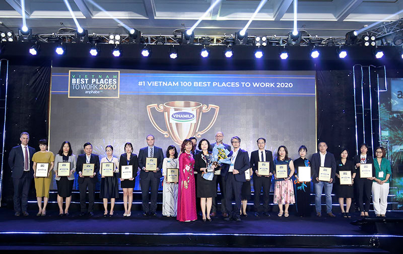 Bà Bùi Thị Hương – Giám đốc điều hành Khối Nhân sự, Hành chính và Đối ngoại Vinamilk nhận giải thưởng Nơi làm việc tốt nhất Việt Nam năm 2020.