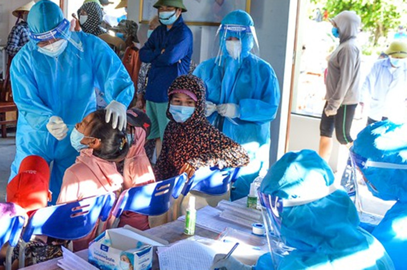 Thực hiện lấy mẫu gộp theo từng hộ gia đình ở địa bàn huyện Quỳnh Lưu. (Ảnh: THÀNH CƯỜNG)