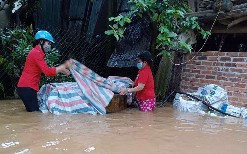 Nước lũ gây ngập lụt, chia cắt nhiều nơi.