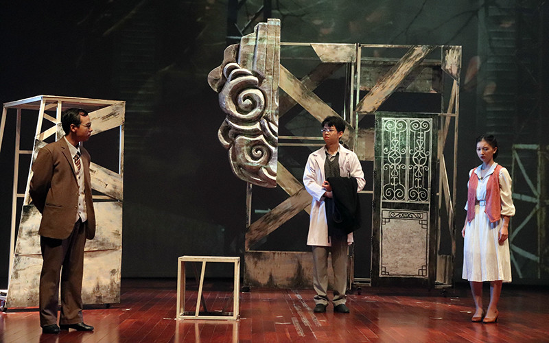 Cảnh trong vở Những người ở lại của Trường đại học Sân khấu Ðiện ảnh Hà Nội, vở diễn hiếm hoi về đề tài Hà Nội tại Liên hoan.