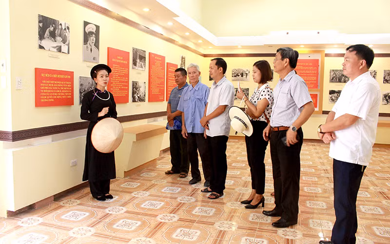 Các đại biểu và khách tham quan Cụm di tích cứ điểm Ðông Khê tại thị trấn Ðông Khê, huyện Thạch An (Cao Bằng). Ảnh: Bảo Bình