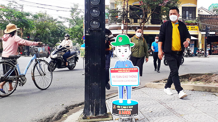 Nhiều tấm biển báo thay thế cảnh sát giao thông làm nhiệm vụ.