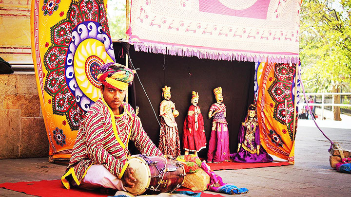 Múa rối truyền thống Kathputli Ka Khel trên đường phố Ấn Độ. Ảnh: REUTERS