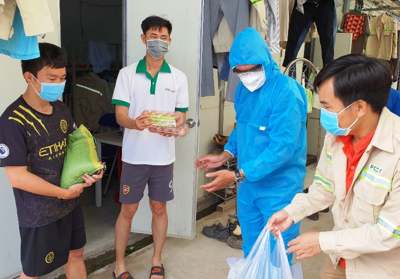 Trao quà cho công nhân gặp khó khăn tại thôn 1, xã Long Sơn, TP Vũng Tàu (Bà Rịa - Vũng Tàu).