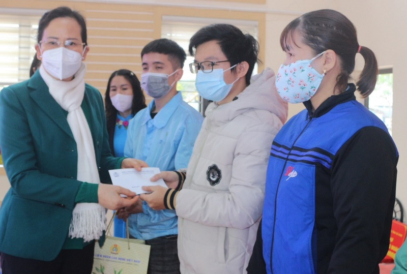 Lãnh đạo tỉnh Hà Nam trao quà Tết cho công nhân có hoàn cảnh khó khăn.