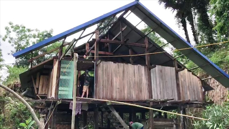 Một nhà dân ở huyện Chợ Đồn bị tốc mái do mưa gió trong chiều tối 13-5.