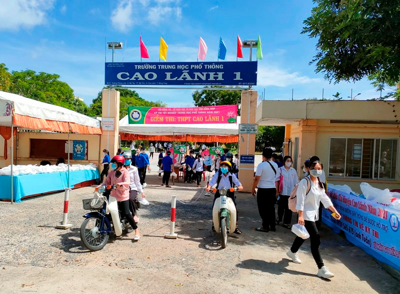 Thí sinh điểm thi Trường THPT Cao Lãnh 1 (huyện Cao Lãnh, Đồng Tháp) kết thúc môn thi thi Ngữ văn đợt 1.