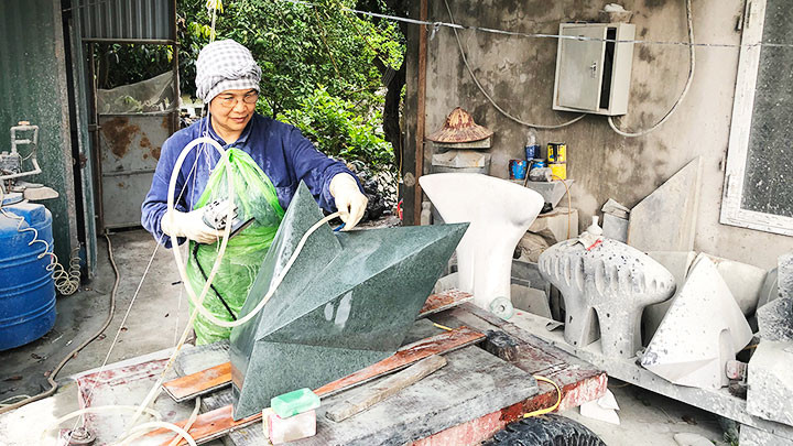 Nghệ sĩ sáng tác tại không gian Lương Gia.