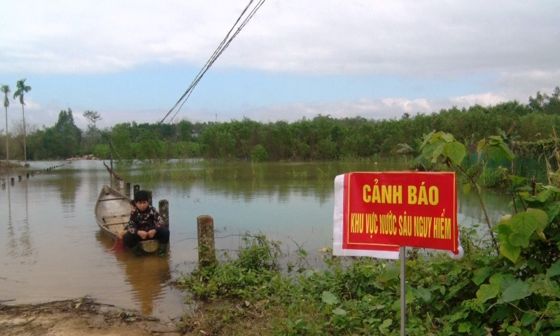 Đoạn đường liên xã bị ngập gần 1m, nhiều tháng qua, người dân phải dùng ghe, thuyền để đi lại.