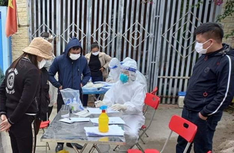 Lấy mẫu xét nghiệm cho cư dân tổ 11C, phường Đức Xuân (TP Bắc Kạn), nơi vừa phát hiện có ca mắc Covid-19. 