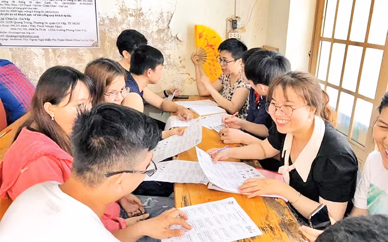 Lớp ngoại ngữ miễn phí ở chùa Lá thu hút đông học viên.