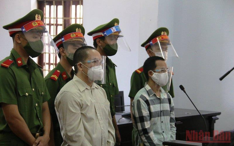 Hai bị cáo Vàng A Cở và Sùng A Di tại phiên tòa.