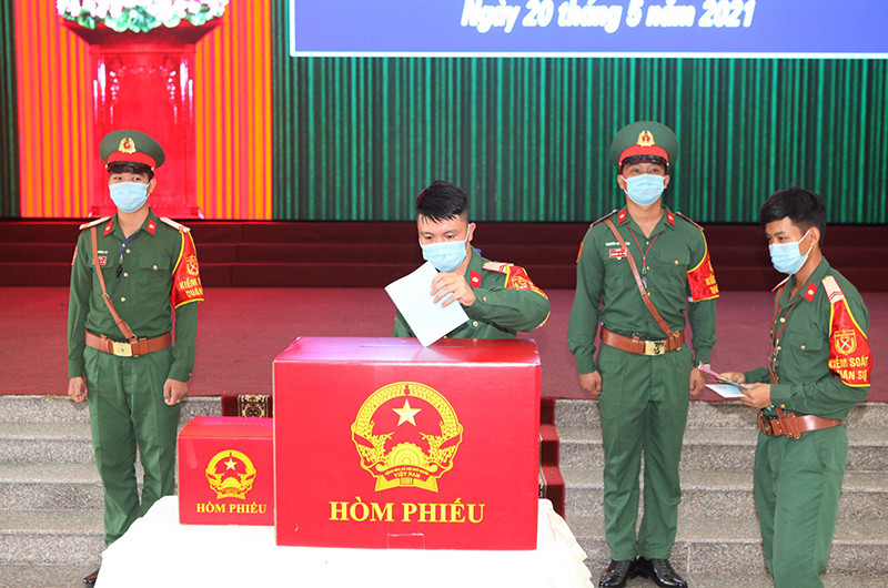 Cử tri là quân đội bỏ phiếu bầu cử sớm.