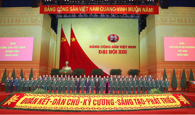 Các đồng chí lãnh đạo Ðảng, Nhà nước với Ðoàn đại biểu Ðảng bộ Quân đội. Ảnh: TRÍ DŨNG (TTXVN)