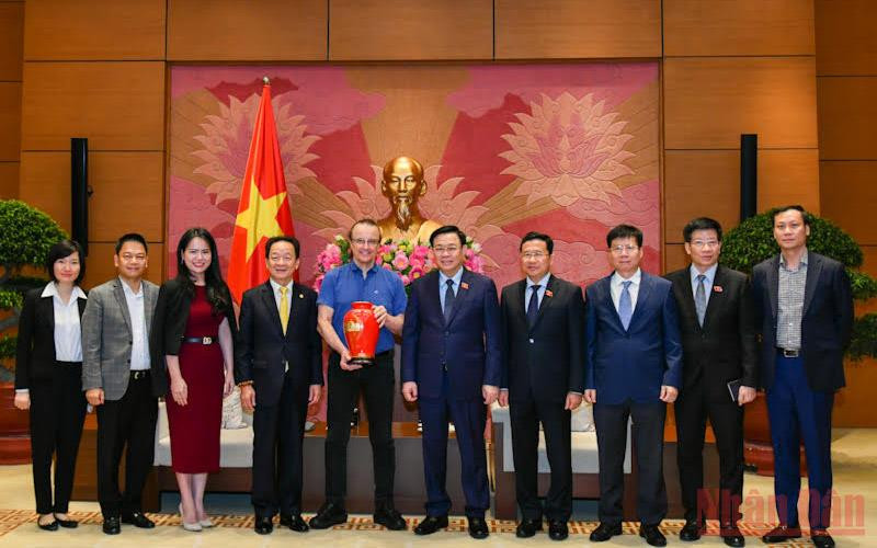 Chủ tịch Quốc hội Vương Đình Huệ và Giám đốc Công ty công nghệ NG Biotech Milovan Stankov và các đại biểu tại buổi tiếp. (Ảnh: DUY LINH)