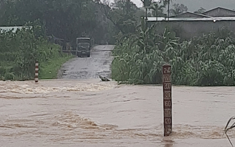 Ngầm nước Oa bị ngập sâu, ách tắc giao thông.