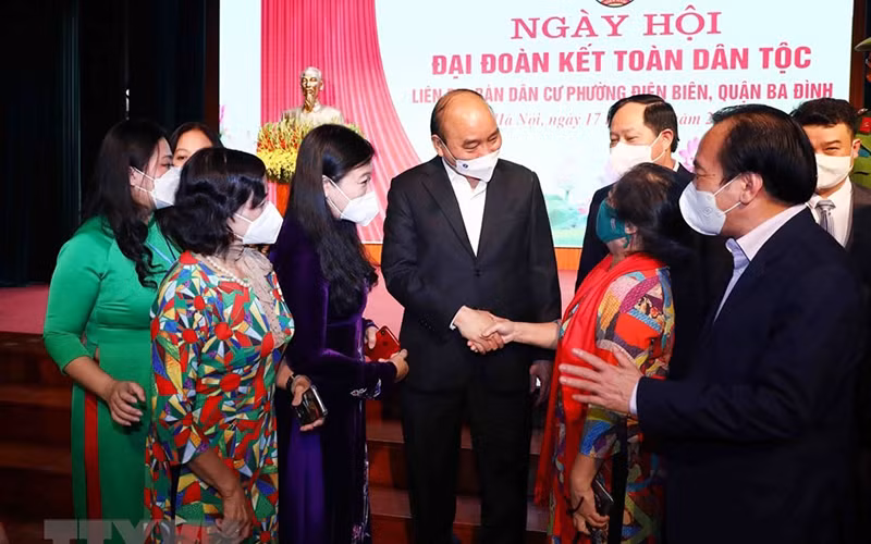 Chủ tịch nước Nguyễn Xuân Phúc với nhân dân phường Điện Biên, quận Ba Đình, Hà Nội. (Ảnh: TTXVN)