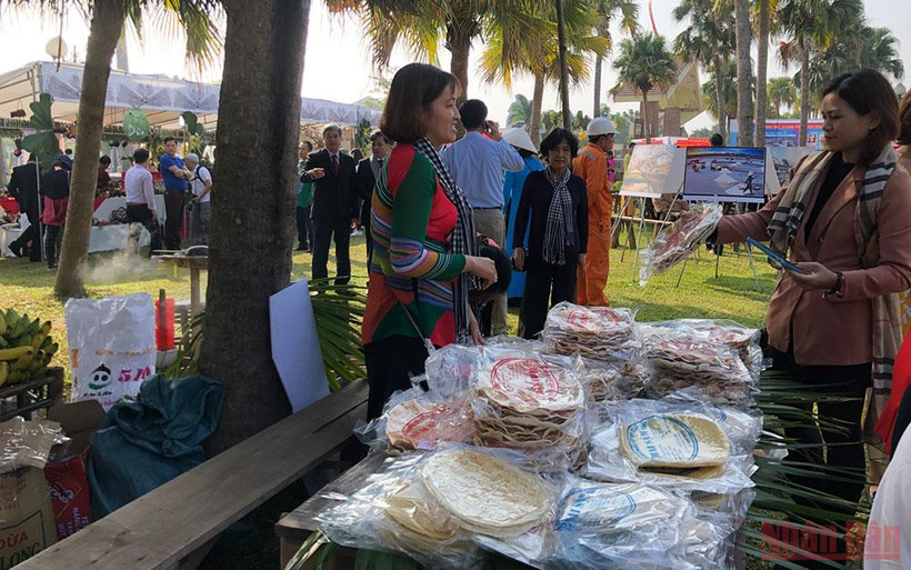 Giới thiệu sản vật của tỉnh Bến Tre tại Làng.