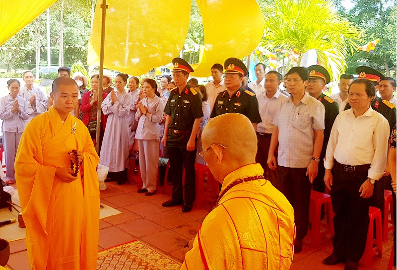 Nhiều đại diện lãnh đạo sở, ngành cùng tăng ni, phật tử và nhân dân Quảng Trị dự lễ cầu siêu.