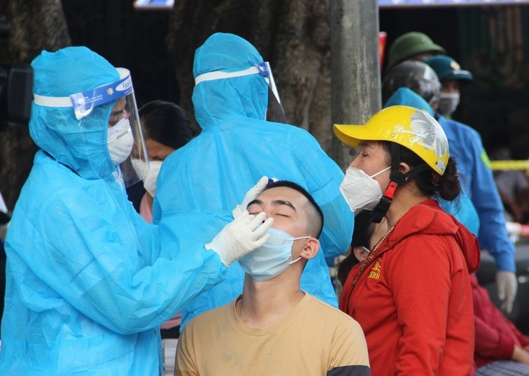 Tổ chức test nhanh cho tiểu thương chợ đầu mối Vinh. Ảnh Quang An