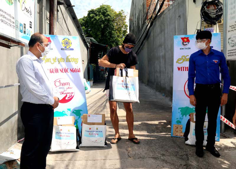 Đại diện Tỉnh đoàn Bình Thuận cùng nhà tài trợ trao quà cho người nước ngoài tại phường Hàm Tiến, TP Phan Thiết 