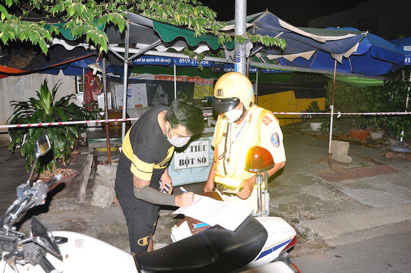 Cảnh sát Giao thông Công an tỉnh Tiền Giang xử phạt một trường hợp vi phạm ở phường 6, TP Mỹ Tho (Tiền Giang)