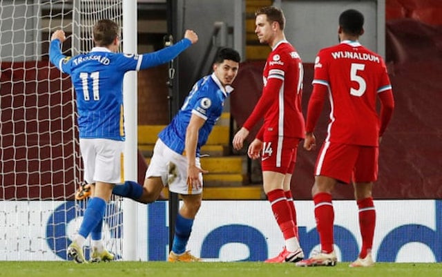 Các cầu thủ Liverpool (áo đỏ) thẫn thờ trước bàn thua phút 56.