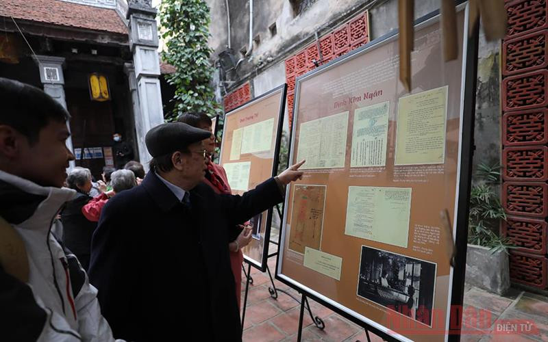 Khách tham quan đến với triển lãm về phố nghề tại đình Kim Ngân.