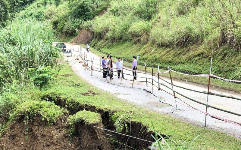 Sạt lở tạo thành hàm ếch, nguy cơ làm “đứt” toàn bộ nền và mặt đường trên tuyến tỉnh lộ 258. (Ảnh: LÂM HIỂU)