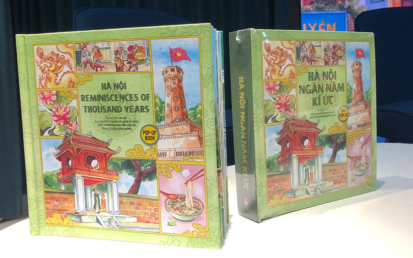 Sách pop-up "Hà Nội ngàn năm kí ức" và bản tiếng Anh.