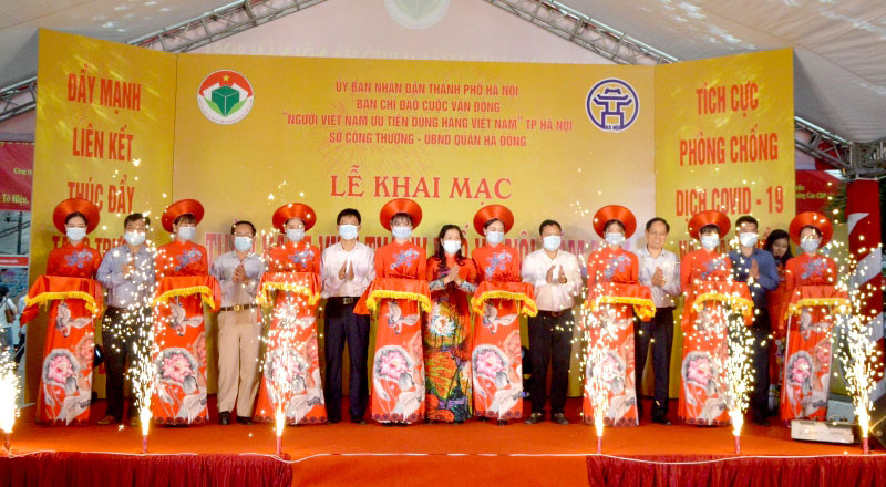 Cắt băng khai mạc Tuần hàng Việt TP Hà Nội tại quận Hà Đông.