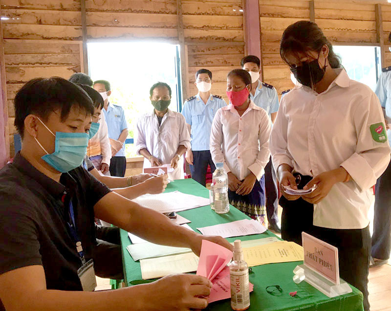 Cử tri xã biên giới Thượng Trạch (Quảng Bình) đi bỏ phiếu sớm.