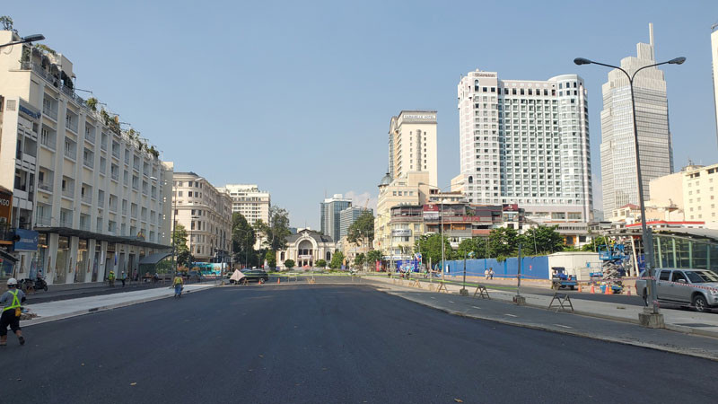 Mặt bằng đường Lê Lợi-Pasteur đến trước ngã tư Lê Lợi-Nam Kỳ Khởi Nghĩa, dài 50m được hoàn trả kể từ ngày 29/4, sau 5 năm bị rào chắn thi công.